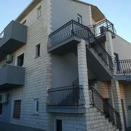 Royal View Apartment *