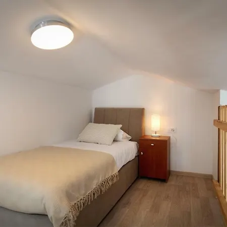 Royal View Apartment *